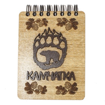 Магнит - блокнот деревянный с накладными деталями и гравировкой Медведь в лапе вид 2 с символикой Камчатки 50 листов - фото 78017
