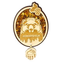 Сувенирный магнит с янтарем Медведь с подвесной деталью и символикой Новокузнецка