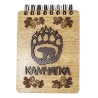 Магнит - блокнот деревянный с накладными деталями и гравировкой Медведь в лапе вид 2 с символикой Камчатки 50 листов