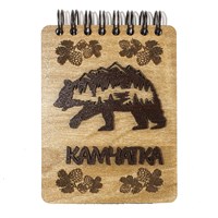 Магнит - блокнот деревянный с накладными деталями и гравировкой Медведь с символикой Камчатки 50 листов