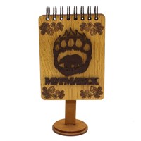 Магнит - блокнот деревянный с гравировкой и накладными деталями Медведь в лапе с символикой Вашего города 50 листов - фото 75227