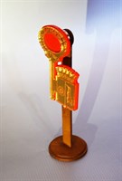 Купить магнитик зеркальный многослойный золотой ключ с гербом на красной подложке - фото 9687