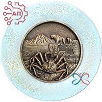 Тарелка сувенирная с 3D вставкой из гипса Медведи с крабом Камчатка 31524 31524